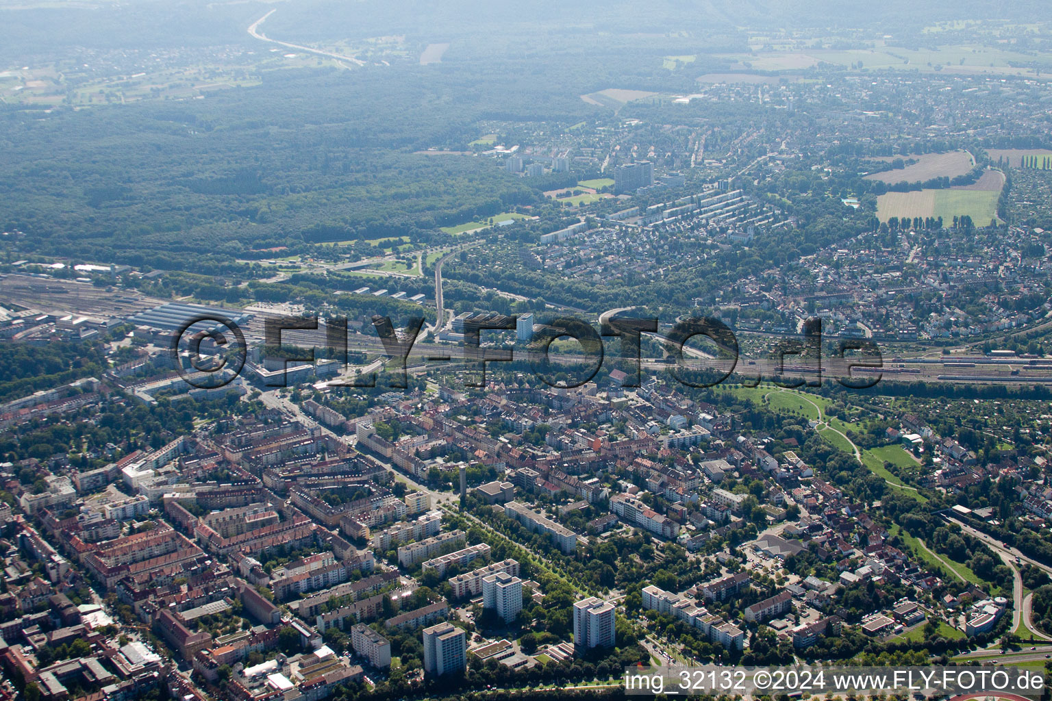 Vue aérienne de Vue des rues et des maisons des quartiers résidentiels à le quartier Südweststadt in Karlsruhe dans le département Bade-Wurtemberg, Allemagne