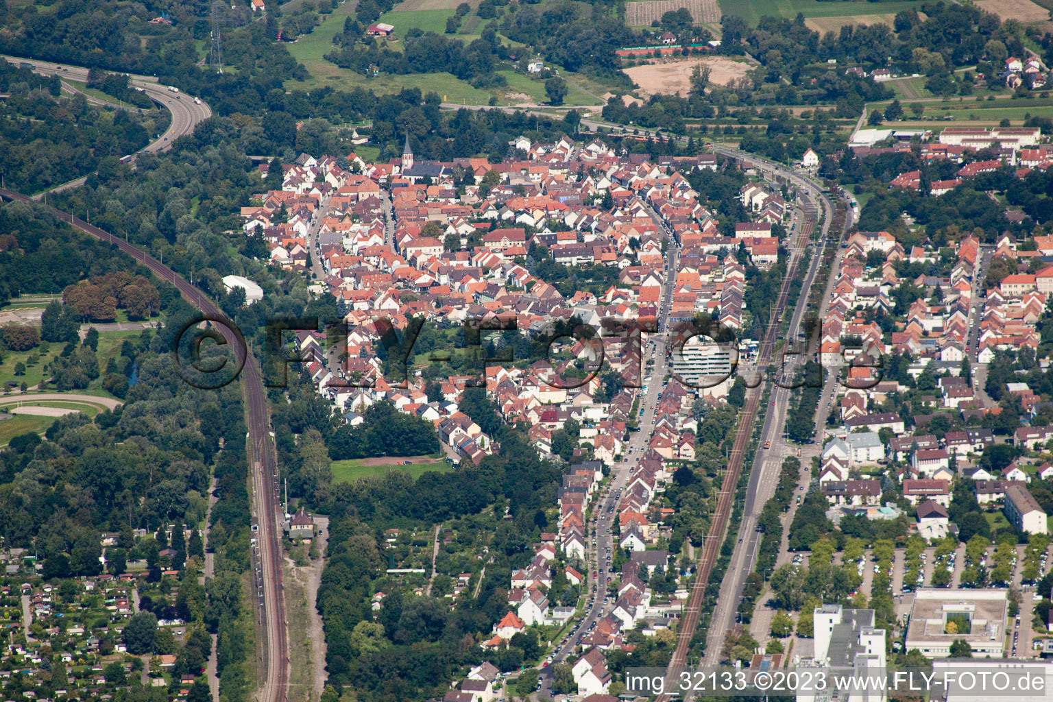 Vue aérienne de De l'est à le quartier Knielingen in Karlsruhe dans le département Bade-Wurtemberg, Allemagne
