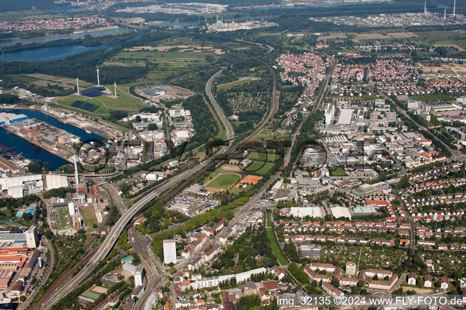 Vue aérienne de De l'est à le quartier Knielingen in Karlsruhe dans le département Bade-Wurtemberg, Allemagne