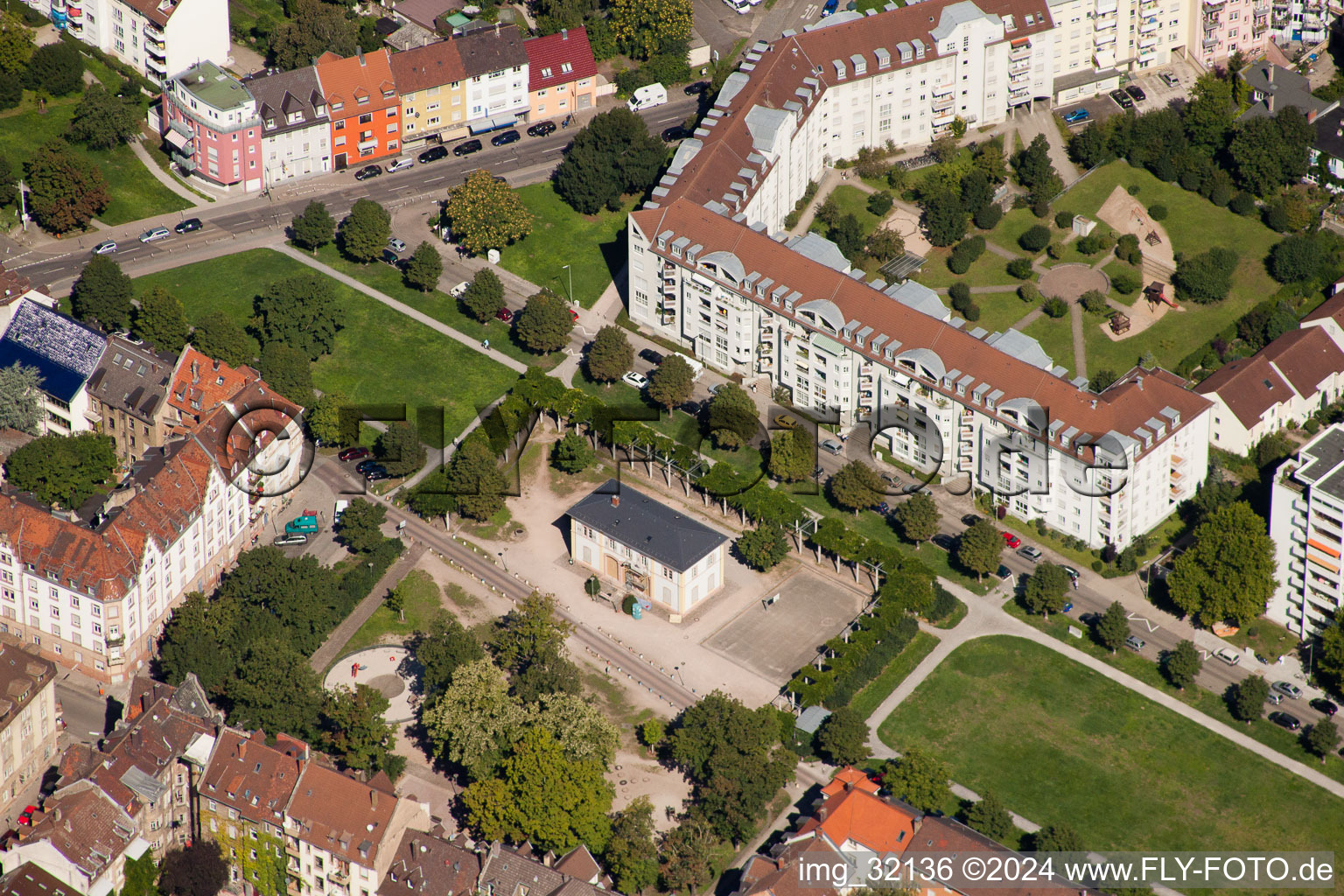 Vue aérienne de Centre culturel de la rue des Lilas à le quartier Mühlburg in Karlsruhe dans le département Bade-Wurtemberg, Allemagne