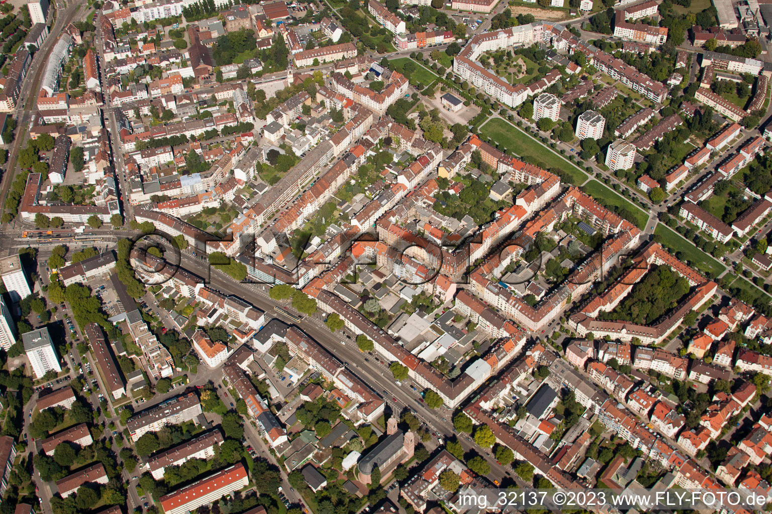 Vue aérienne de Rheinstrasse Hildapromenade à le quartier Mühlburg in Karlsruhe dans le département Bade-Wurtemberg, Allemagne