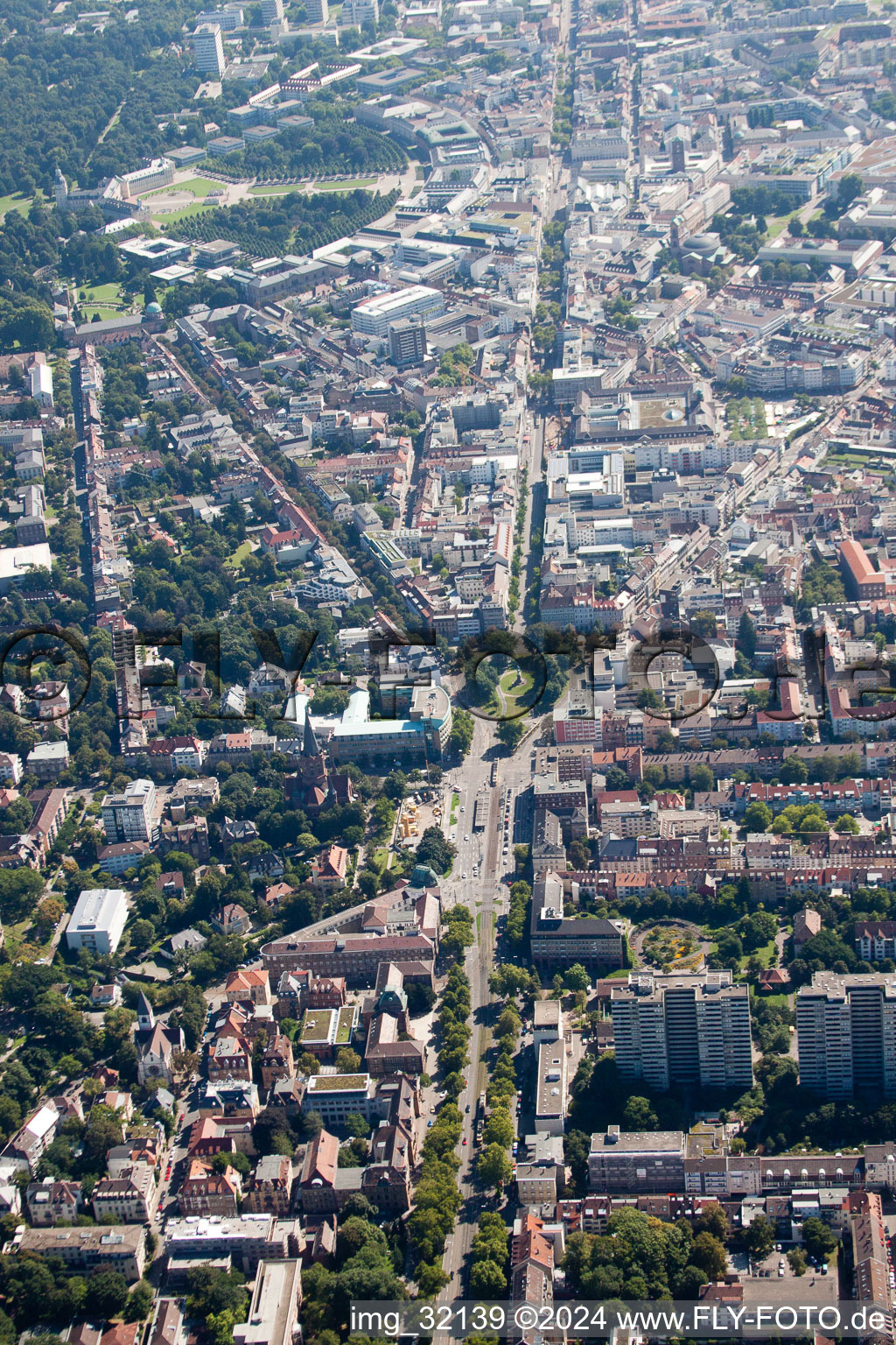 Vue aérienne de Kaiserstrasse depuis l'ouest à le quartier Innenstadt-West in Karlsruhe dans le département Bade-Wurtemberg, Allemagne