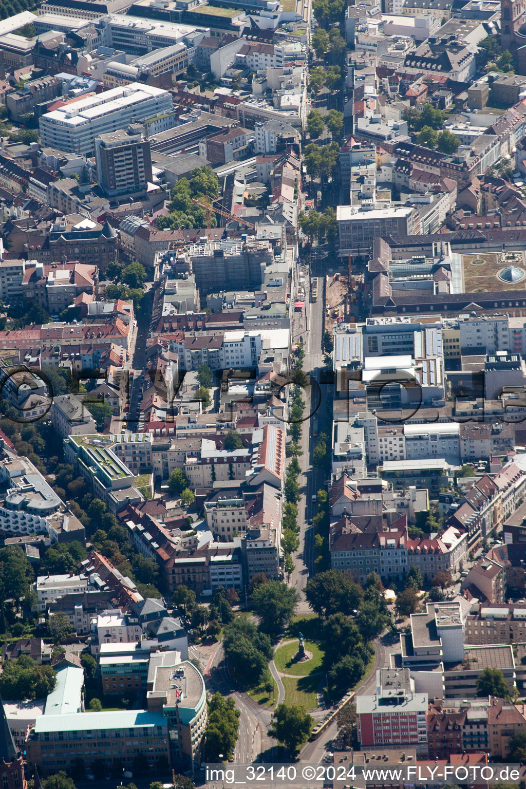 Vue aérienne de Kaiserstrasse depuis l'ouest à le quartier Innenstadt-West in Karlsruhe dans le département Bade-Wurtemberg, Allemagne