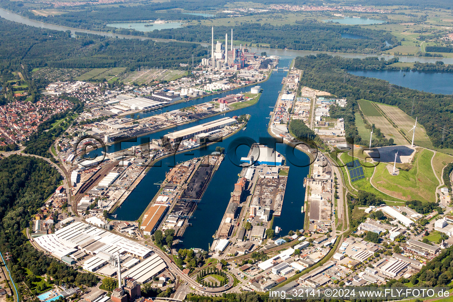 Vue aérienne de Installations portuaires sur les rives du bassin portuaire de Rheinhafen à le quartier Mühlburg in Karlsruhe dans le département Bade-Wurtemberg, Allemagne
