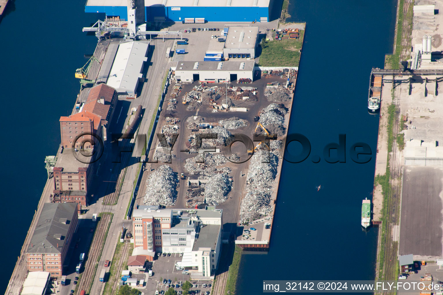 Vue aérienne de Installations portuaires sur les rives du bassin portuaire de Rheinhafen à le quartier Mühlburg in Karlsruhe dans le département Bade-Wurtemberg, Allemagne