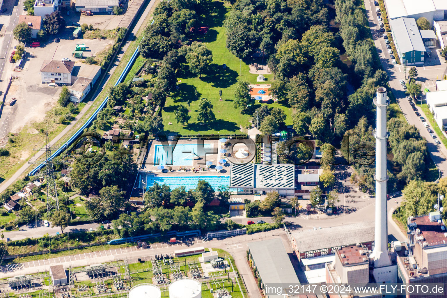 Vue aérienne de Bain de soleil à la centrale thermique de l'Ouest à le quartier Mühlburg in Karlsruhe dans le département Bade-Wurtemberg, Allemagne