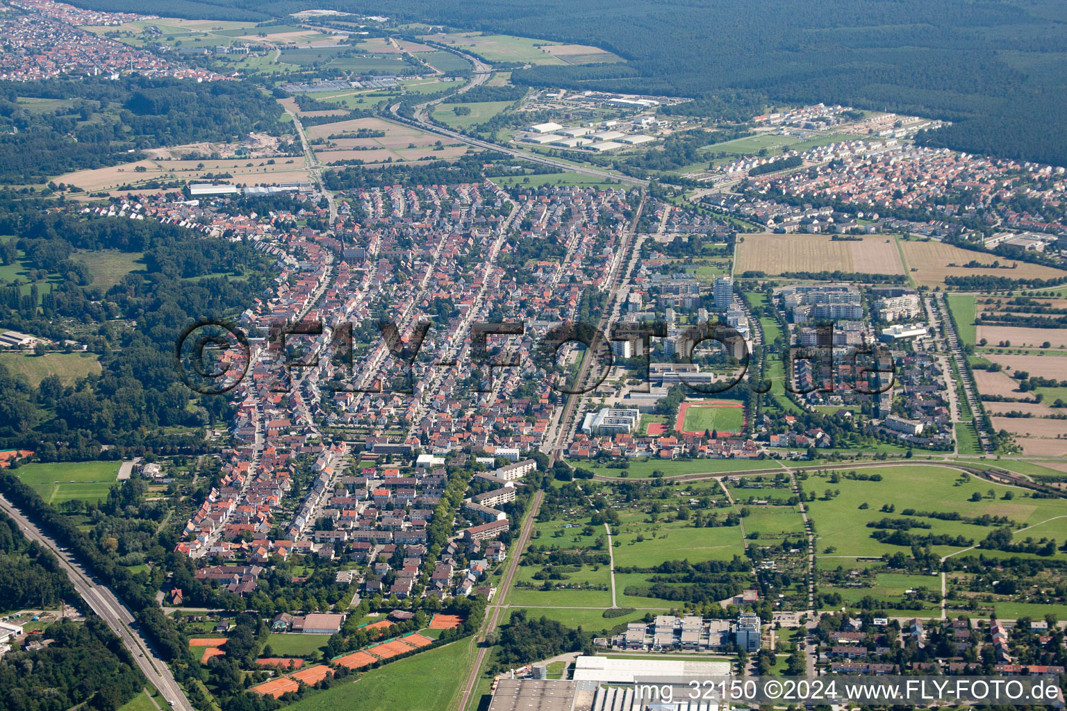 Vue aérienne de Du sud à le quartier Neureut in Karlsruhe dans le département Bade-Wurtemberg, Allemagne