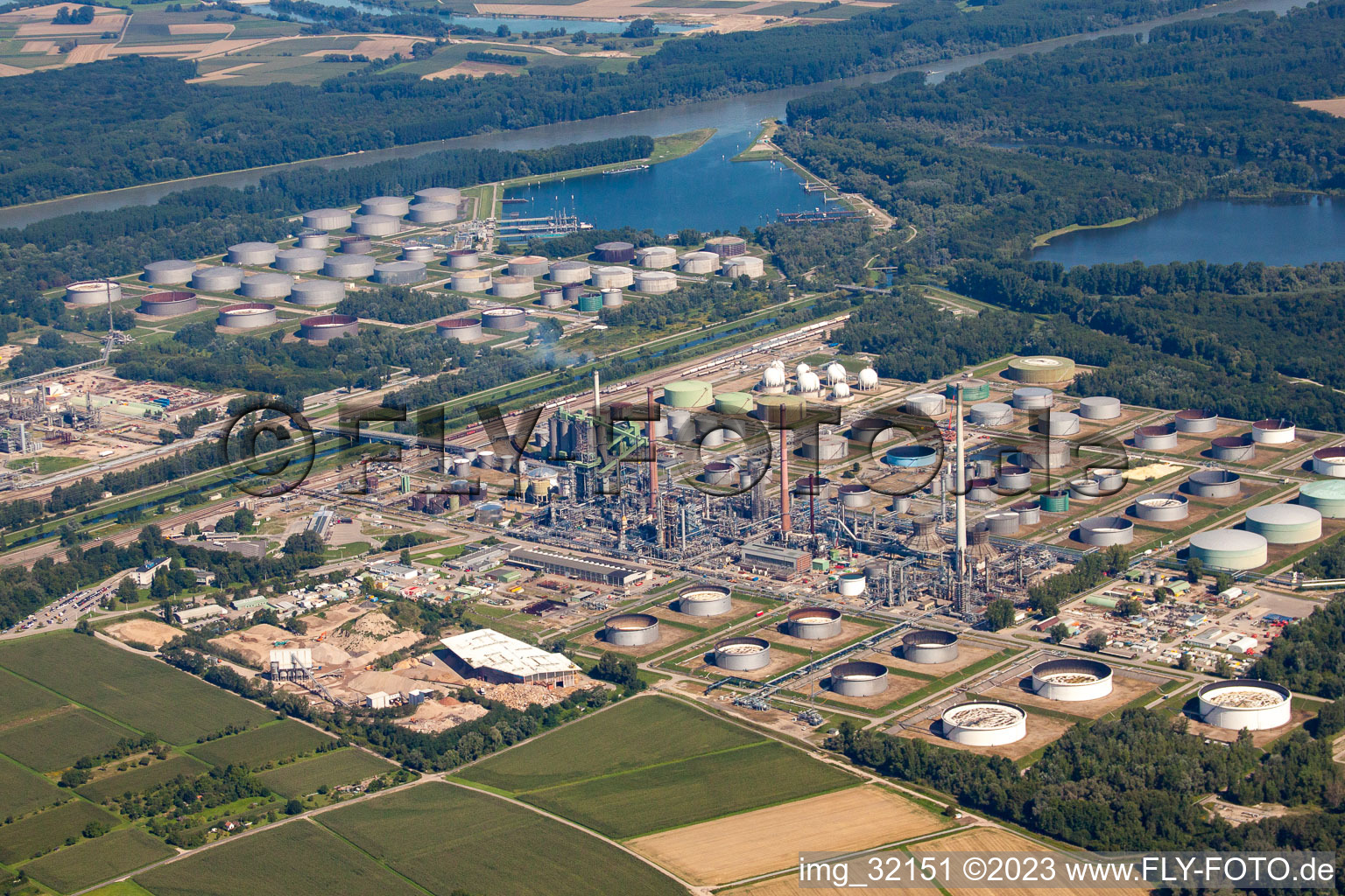 Vue aérienne de Raffinerie OMV à le quartier Knielingen in Karlsruhe dans le département Bade-Wurtemberg, Allemagne