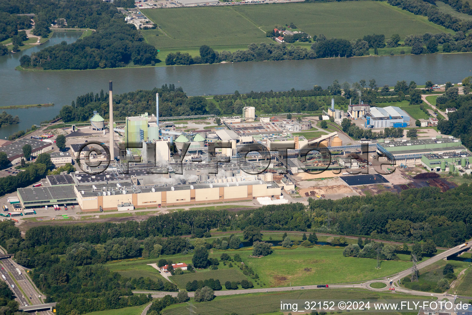 Vue aérienne de Stora Enso depuis l'est à le quartier Knielingen in Karlsruhe dans le département Bade-Wurtemberg, Allemagne