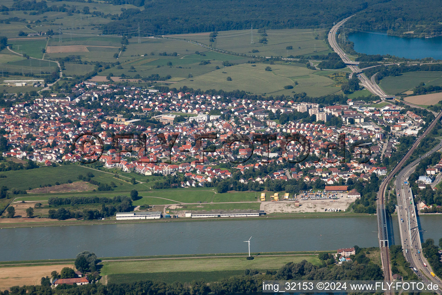 Vue aérienne de De l'est à le quartier Maximiliansau in Wörth am Rhein dans le département Rhénanie-Palatinat, Allemagne