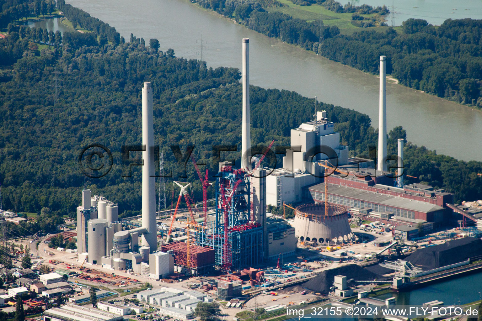 Vue aérienne de Nouveau bâtiment ENBW à le quartier Rheinhafen in Karlsruhe dans le département Bade-Wurtemberg, Allemagne