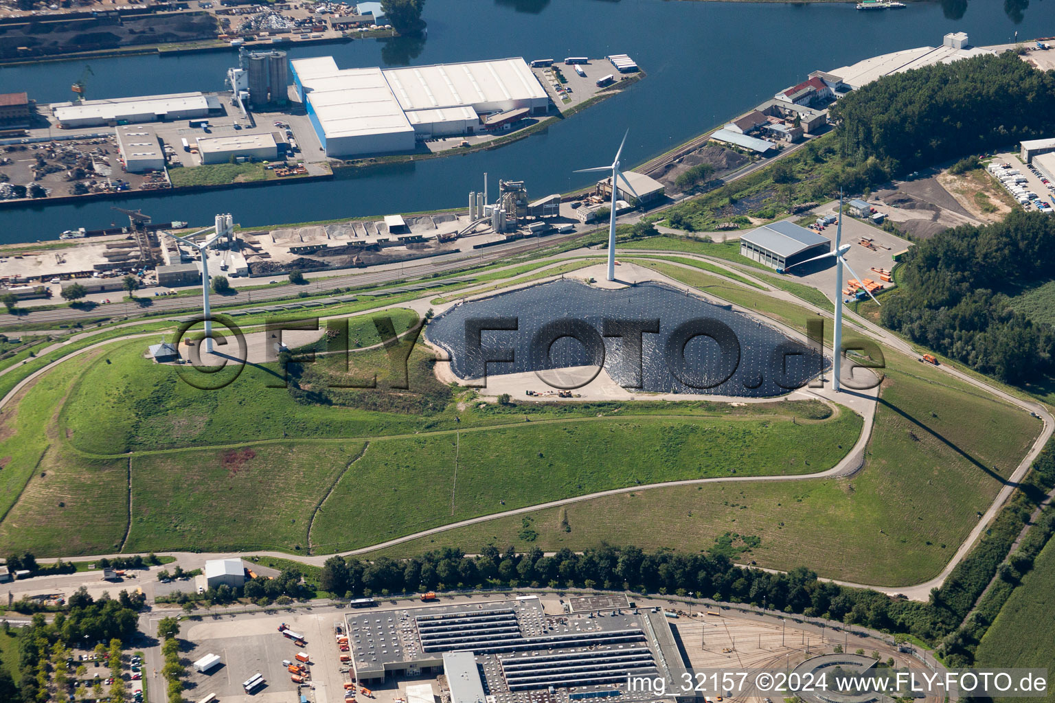 Vue aérienne de Montagne de déchets avec éoliennes à le quartier Rheinhafen in Karlsruhe dans le département Bade-Wurtemberg, Allemagne