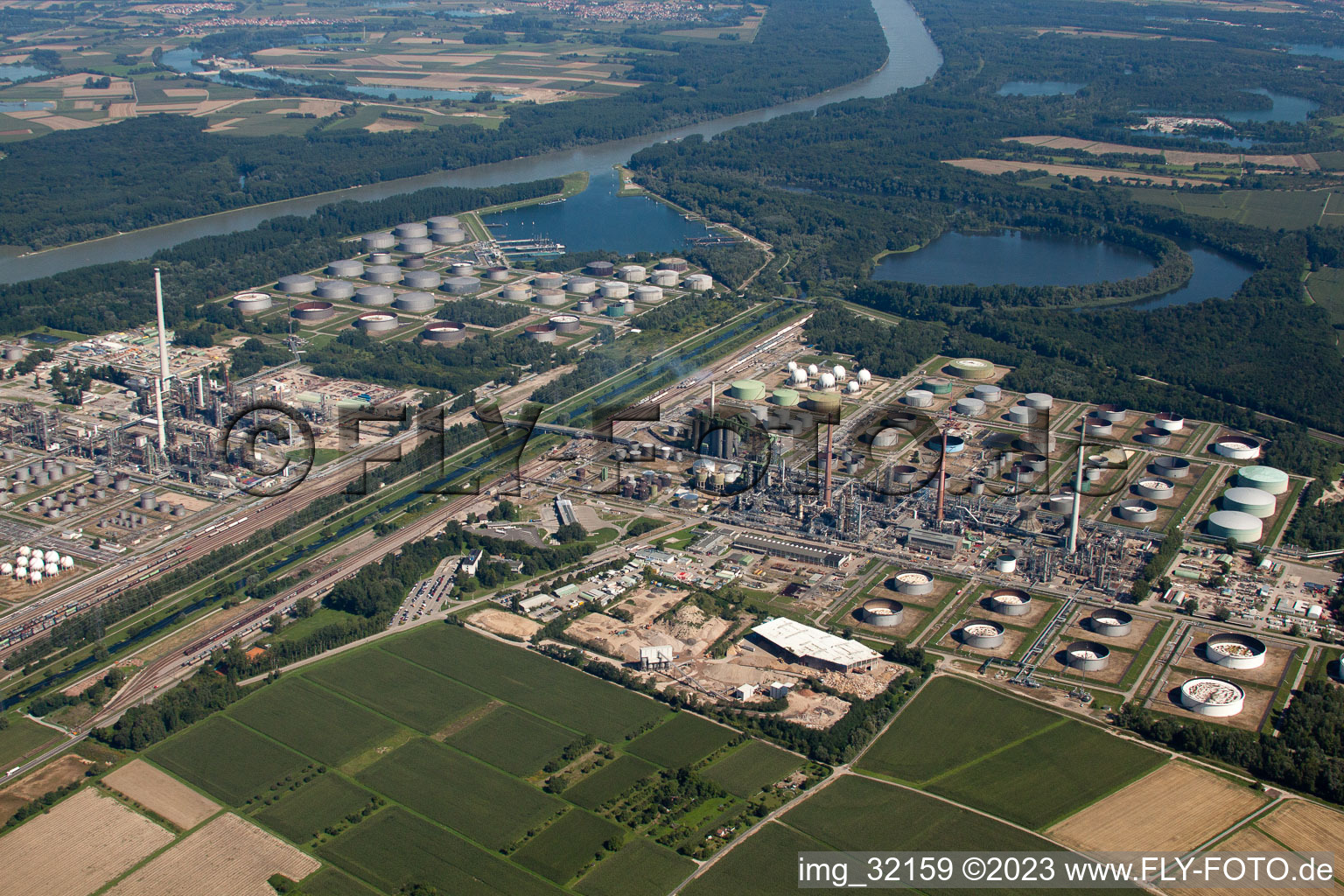 Photographie aérienne de Raffinerie OMV à le quartier Knielingen in Karlsruhe dans le département Bade-Wurtemberg, Allemagne