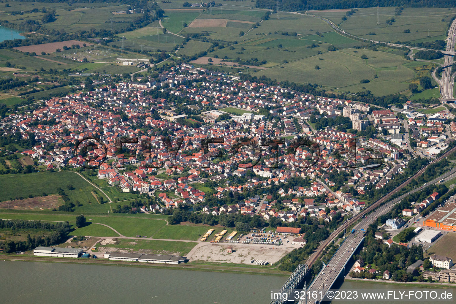 Vue aérienne de Du nord-est à le quartier Maximiliansau in Wörth am Rhein dans le département Rhénanie-Palatinat, Allemagne