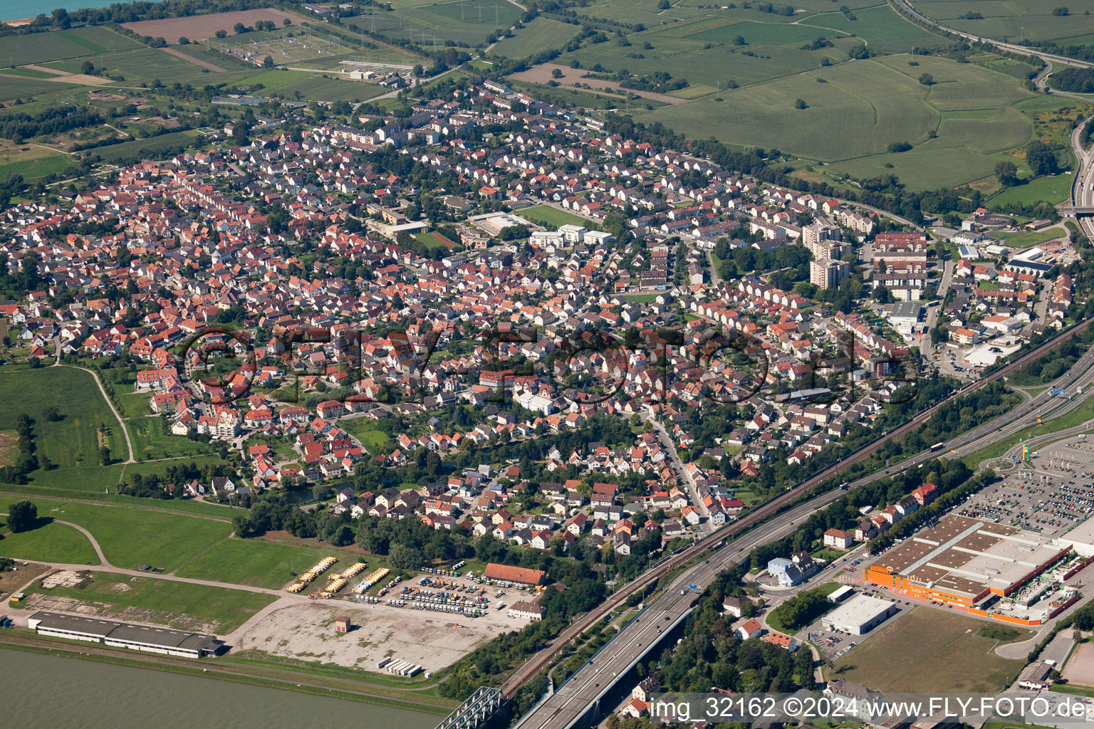 Vue aérienne de Du nord-est à le quartier Maximiliansau in Wörth am Rhein dans le département Rhénanie-Palatinat, Allemagne