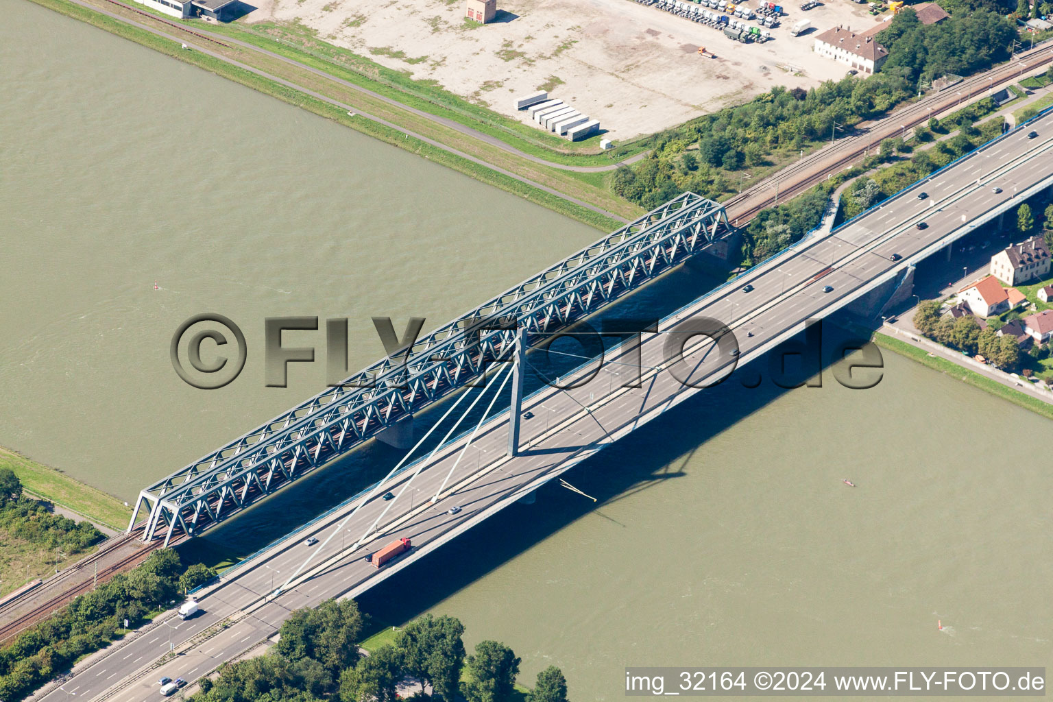 Vue aérienne de Rivière - structure de pont sur le Rhin à le quartier Knielingen in Karlsruhe dans le département Bade-Wurtemberg, Allemagne