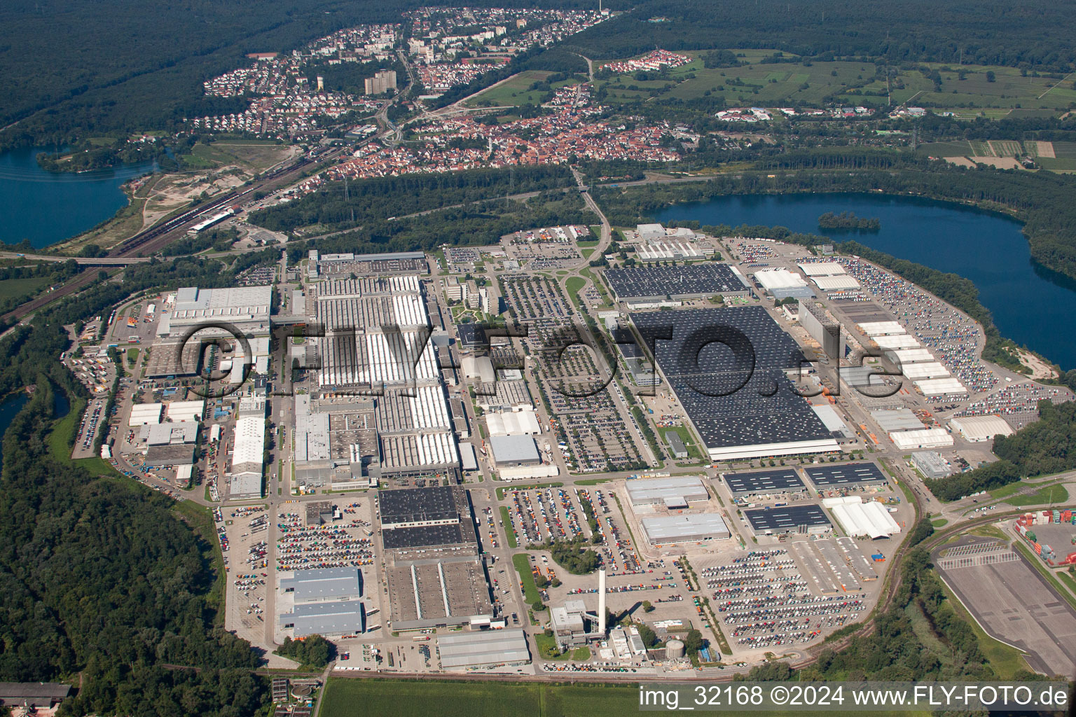 Vue aérienne de Usine de camions Daimler de l'Est à Wörth am Rhein dans le département Rhénanie-Palatinat, Allemagne