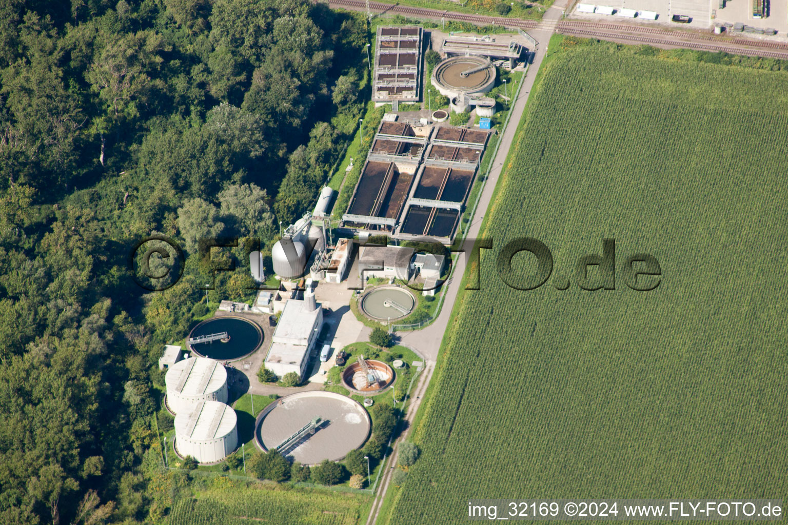 Vue aérienne de Usine de traitement des eaux usées à le quartier Knielingen in Karlsruhe dans le département Bade-Wurtemberg, Allemagne