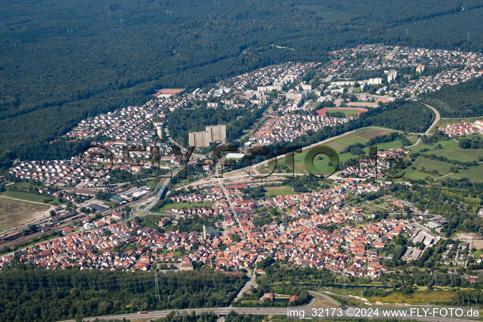 Vue aérienne de De l'est à le quartier Maximiliansau in Wörth am Rhein dans le département Rhénanie-Palatinat, Allemagne