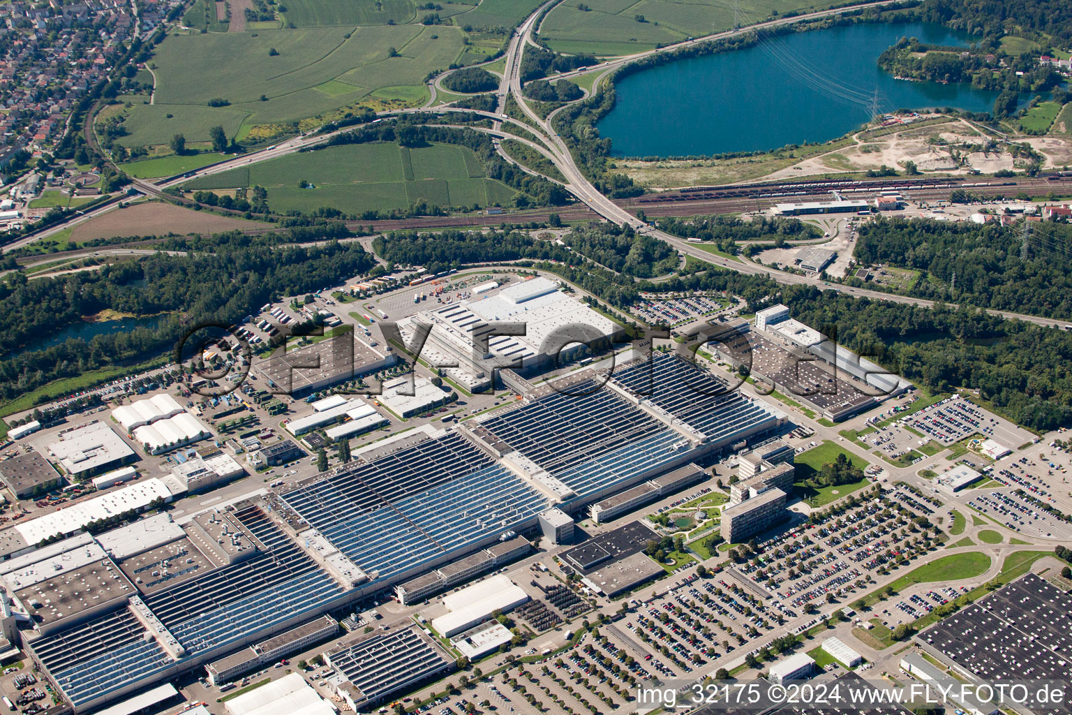 Vue aérienne de Usine de camions Daimler de l'Est à le quartier Maximiliansau in Wörth am Rhein dans le département Rhénanie-Palatinat, Allemagne