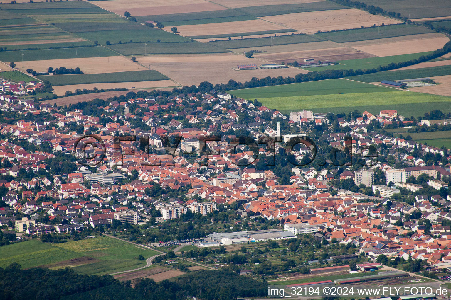 Du sud-est à Kandel dans le département Rhénanie-Palatinat, Allemagne du point de vue du drone