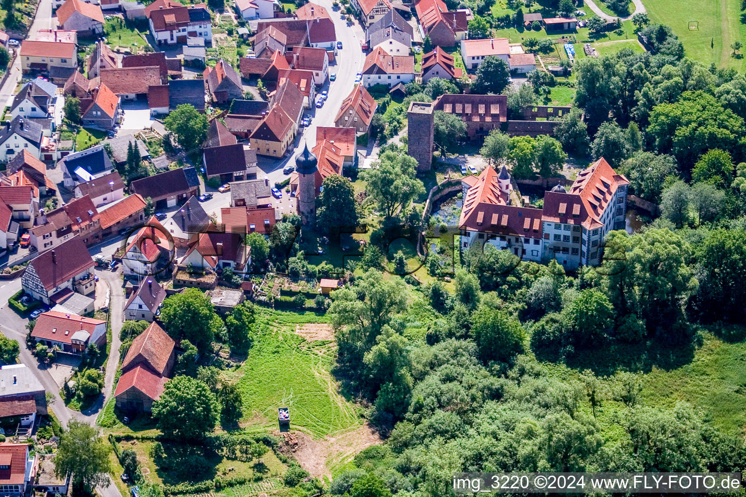 Vue aérienne de Bâtiments et installations du parc du château du Wasserschloß Schloß Lohrbach Bauträger GmbH à le quartier Lohrbach in Mosbach dans le département Bade-Wurtemberg, Allemagne