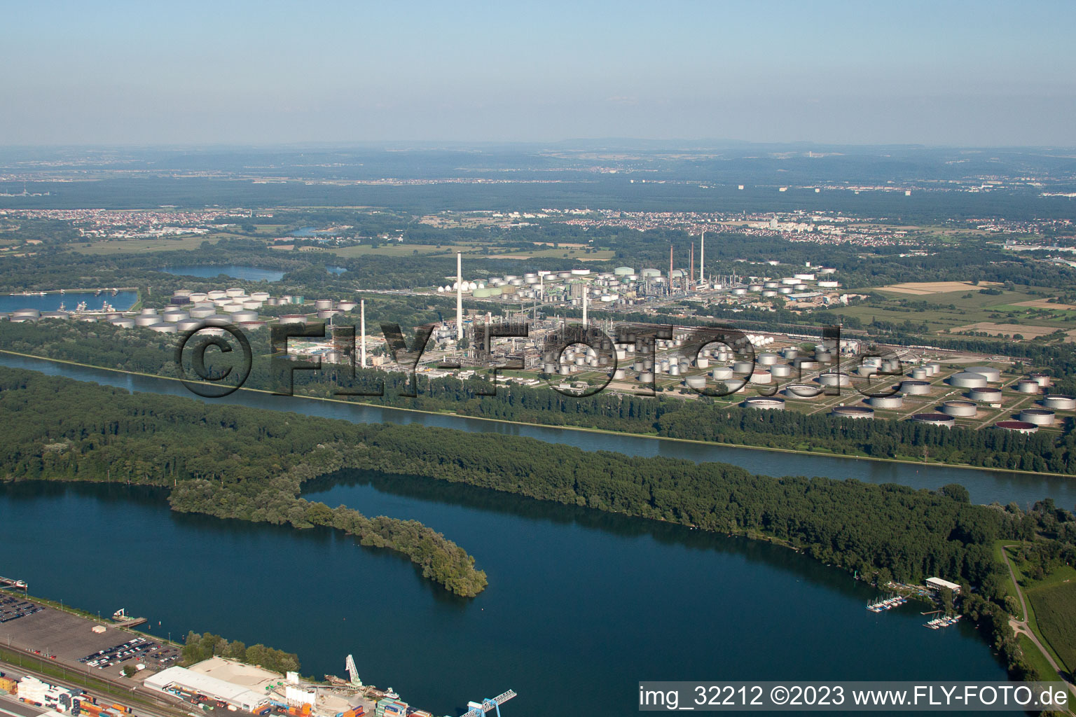 Vue aérienne de MIRO à le quartier Knielingen in Karlsruhe dans le département Bade-Wurtemberg, Allemagne