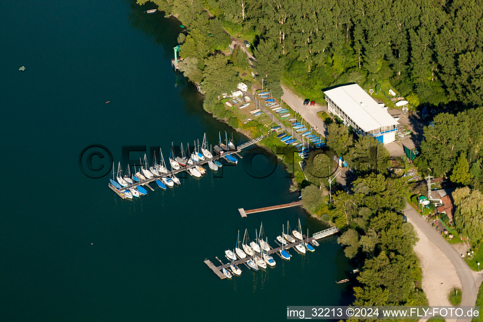 Vue aérienne de Marina avec amarres pour bateaux de plaisance et amarres pour bateaux sur la zone côtière du club de voile RKC Wörth eV à le quartier Maximiliansau in Wörth am Rhein dans le département Rhénanie-Palatinat, Allemagne