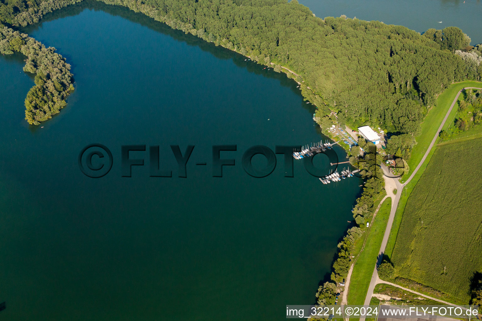 Photographie aérienne de Marina avec amarres pour bateaux de plaisance et amarres pour bateaux sur la zone côtière du club de voile RKC Wörth eV à le quartier Maximiliansau in Wörth am Rhein dans le département Rhénanie-Palatinat, Allemagne