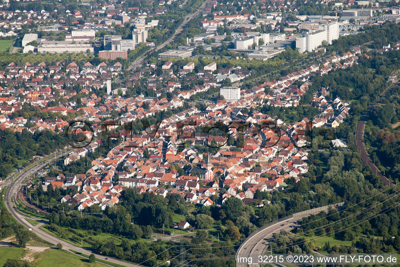 Vue aérienne de De l'ouest à le quartier Knielingen in Karlsruhe dans le département Bade-Wurtemberg, Allemagne