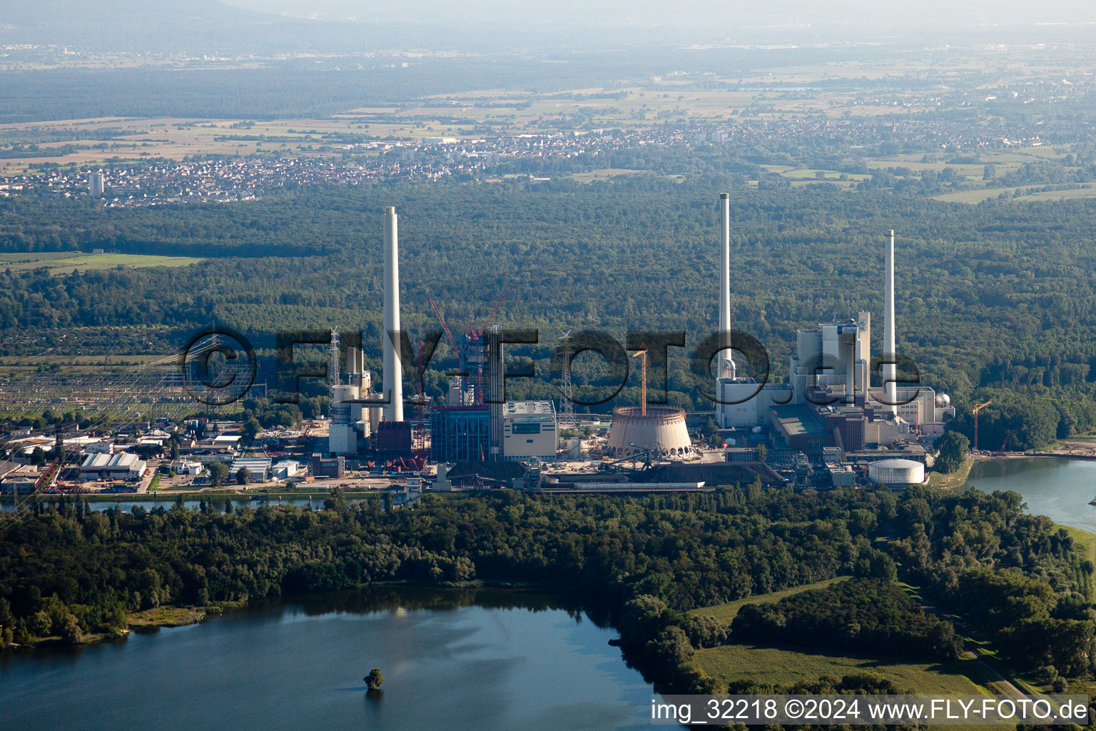 Vue oblique de Nouveau bâtiment ENBW à le quartier Rheinhafen in Karlsruhe dans le département Bade-Wurtemberg, Allemagne