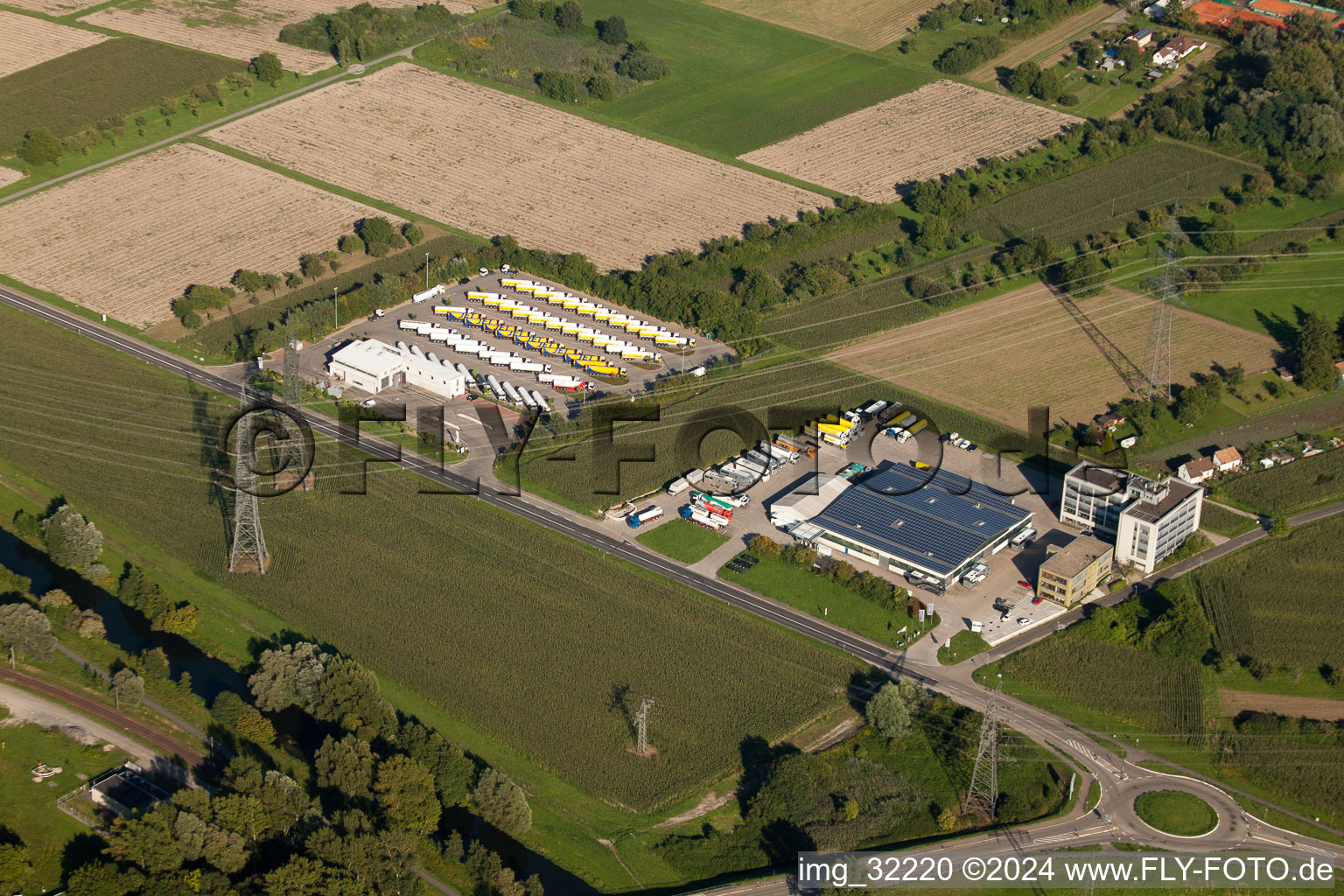 Vue aérienne de Essostraße, Ilzhöfer Tankspedition GmbH, Bayer GmbH à le quartier Knielingen in Karlsruhe dans le département Bade-Wurtemberg, Allemagne