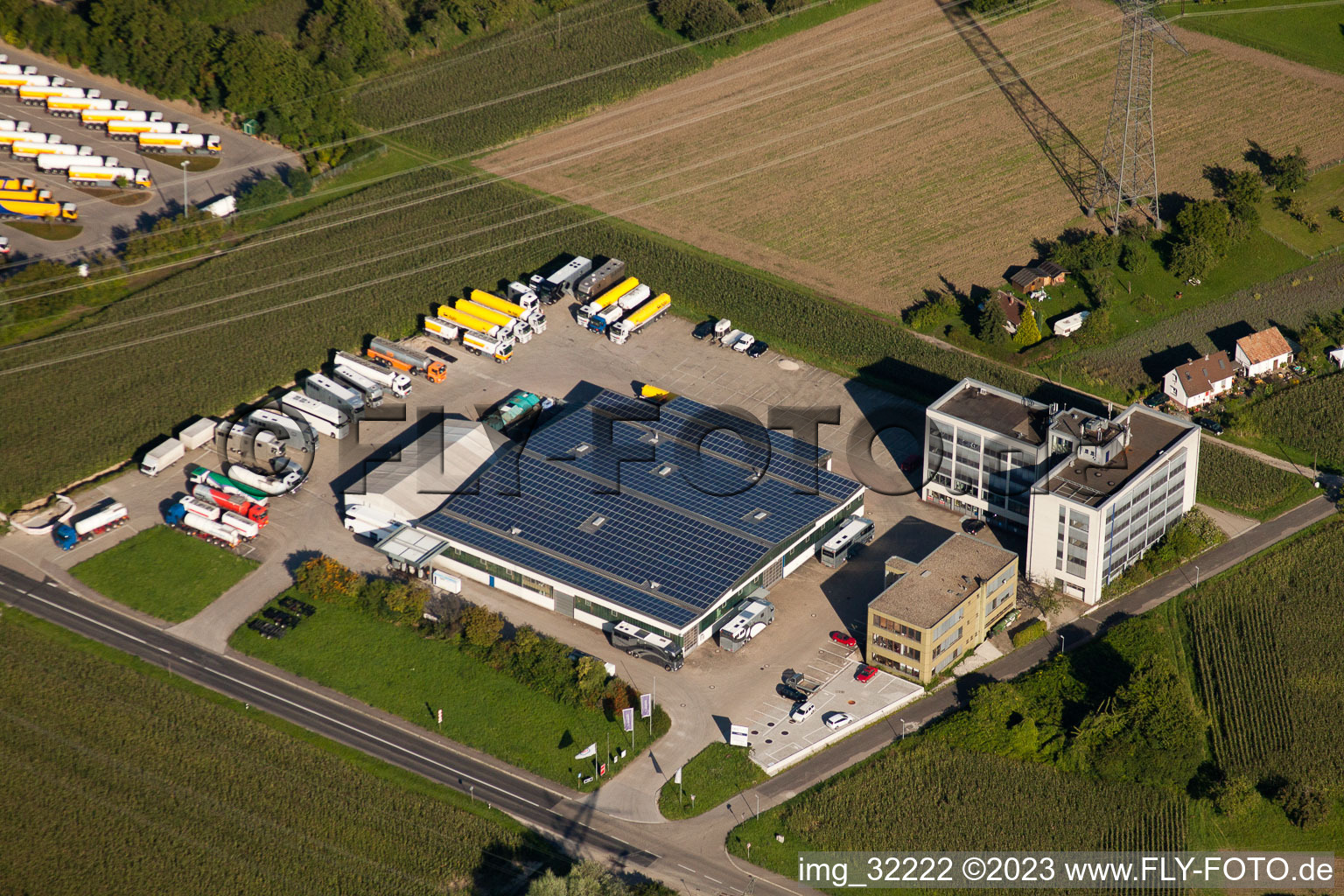 Vue aérienne de Essostraße, Ilzhöfer Tankspedition GmbH à le quartier Knielingen in Karlsruhe dans le département Bade-Wurtemberg, Allemagne