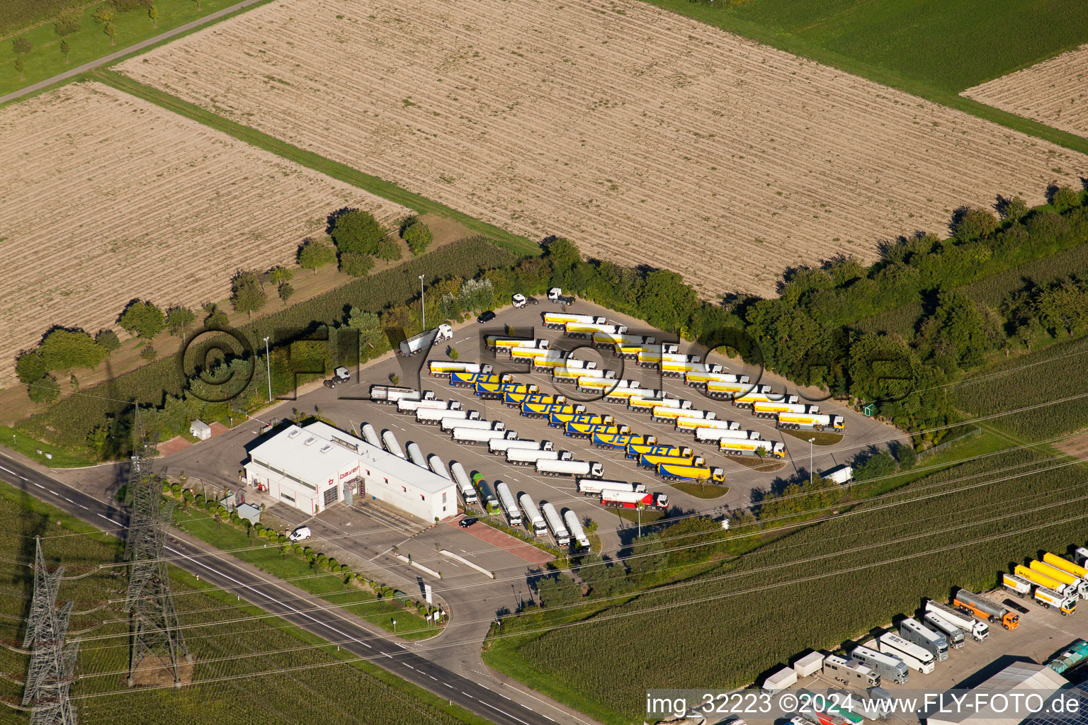 Vue aérienne de Essostraße, Robert Bayer GmbH à le quartier Knielingen in Karlsruhe dans le département Bade-Wurtemberg, Allemagne