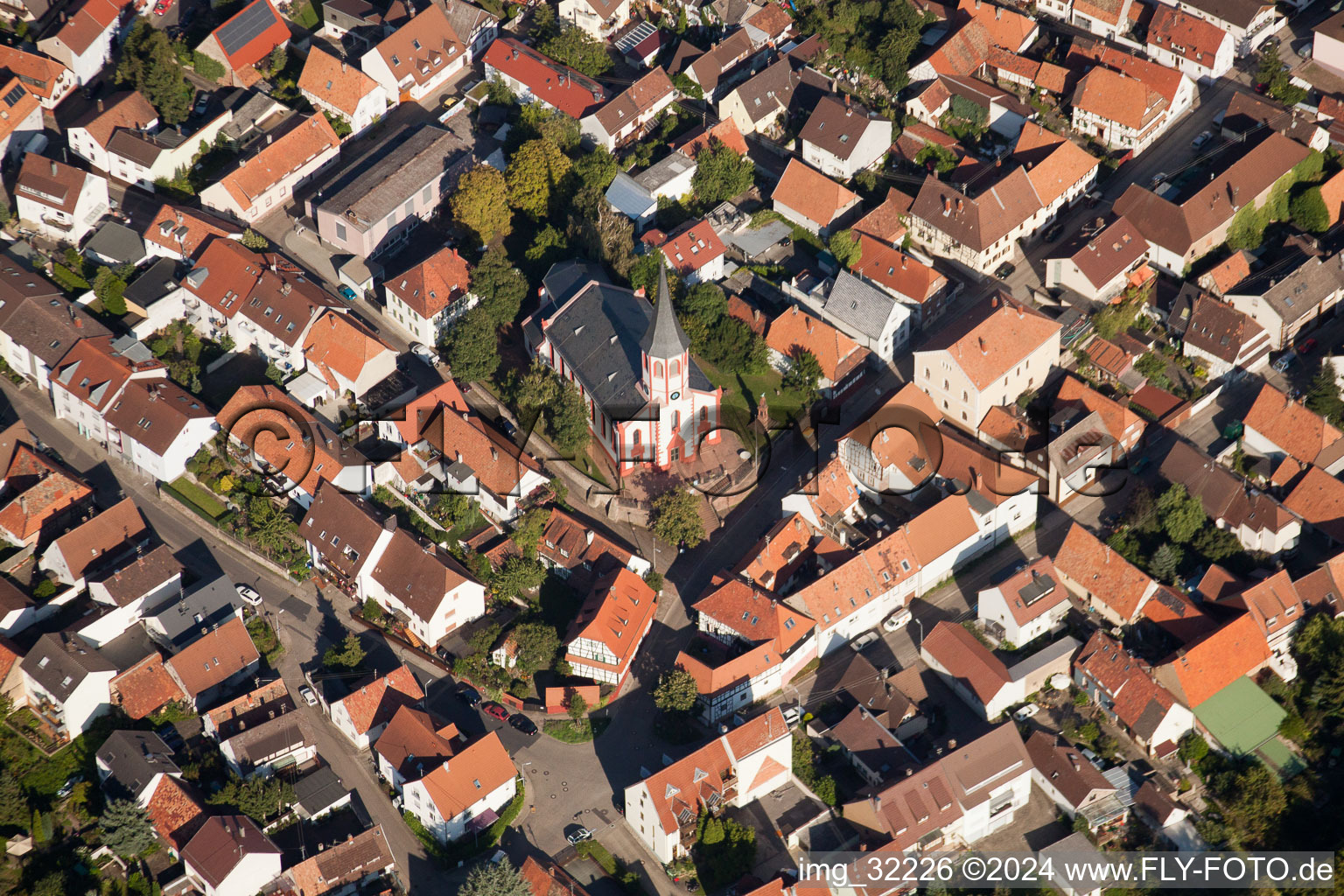 Vue aérienne de Vieille ville, église protestante à le quartier Knielingen in Karlsruhe dans le département Bade-Wurtemberg, Allemagne