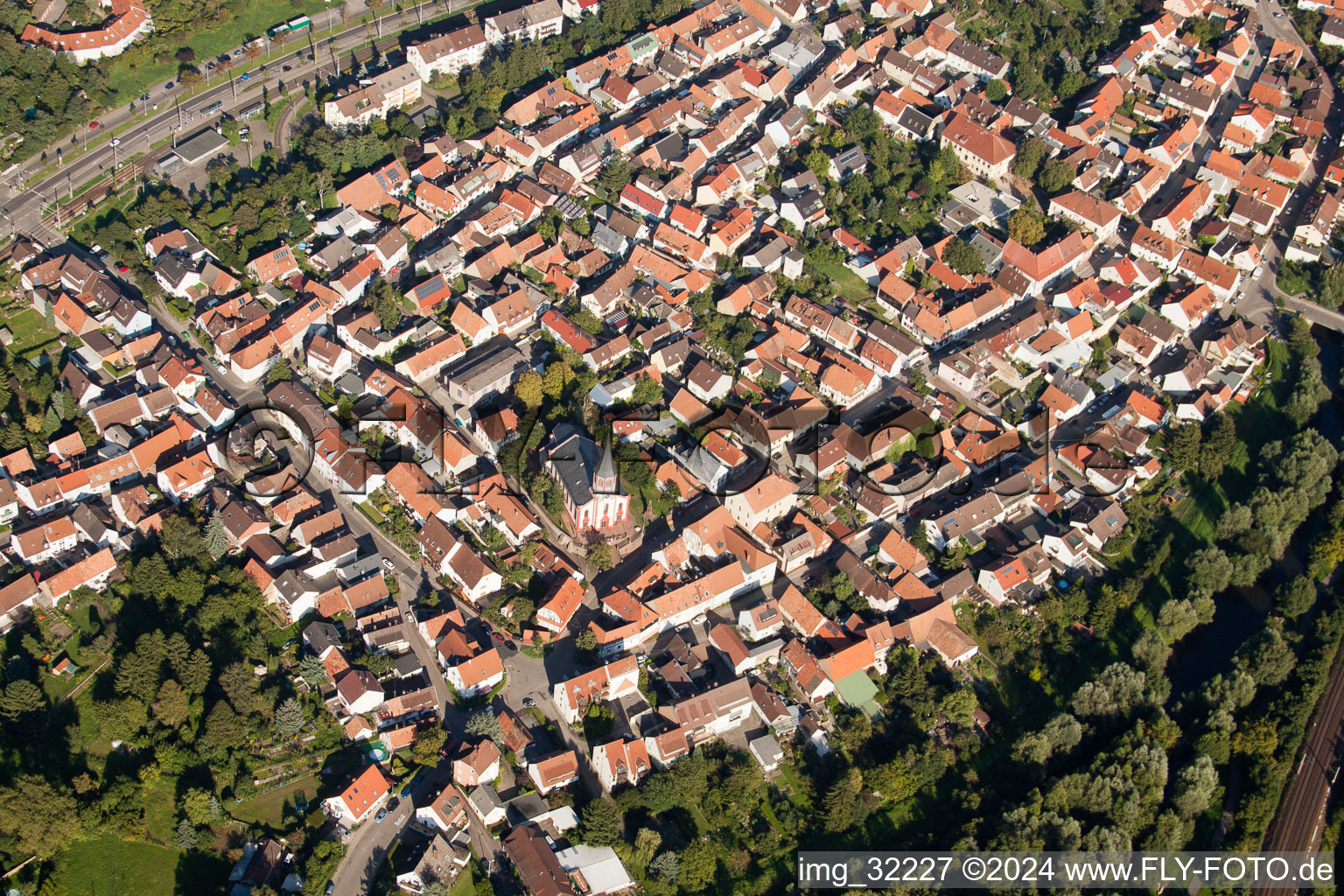 Vue aérienne de Vieille ville, église protestante à le quartier Knielingen in Karlsruhe dans le département Bade-Wurtemberg, Allemagne