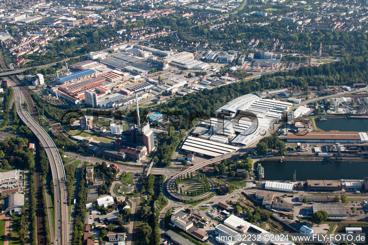 Vue aérienne de Rue de la rive sud, Rheinhafenstr à le quartier Rheinhafen in Karlsruhe dans le département Bade-Wurtemberg, Allemagne