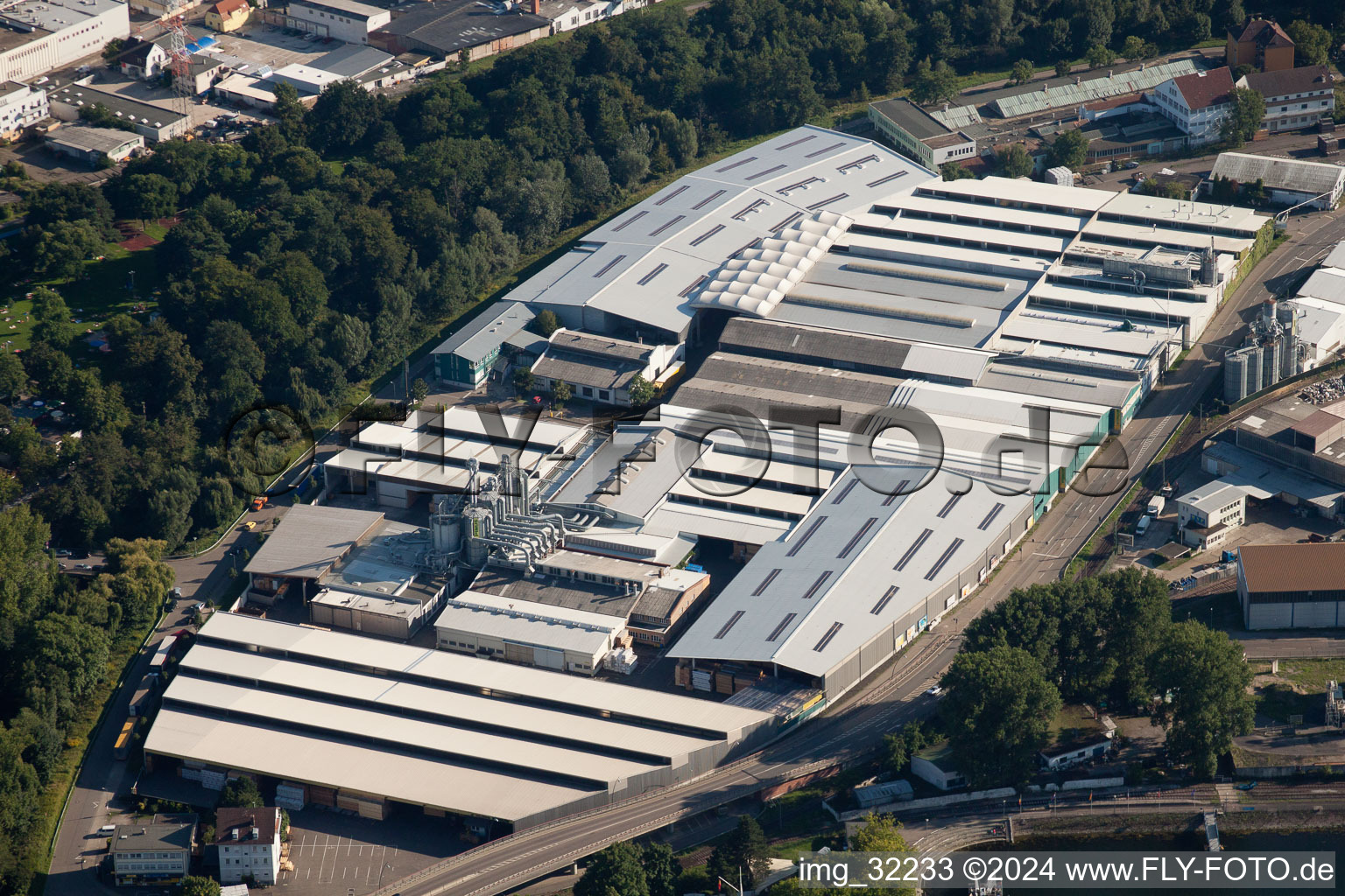 Vue aérienne de Rue de la rive sud, Allspan Span Processing GmbH à le quartier Rheinhafen in Karlsruhe dans le département Bade-Wurtemberg, Allemagne