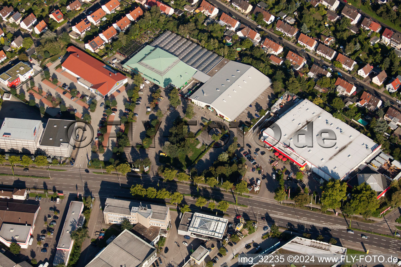 Vue aérienne de Neureuterstrasse Bauhaus, Dehner à le quartier Mühlburg in Karlsruhe dans le département Bade-Wurtemberg, Allemagne