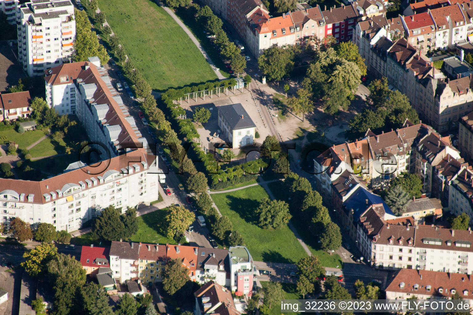 Vue aérienne de Centre culturel de la rue des Lilas à le quartier Mühlburg in Karlsruhe dans le département Bade-Wurtemberg, Allemagne