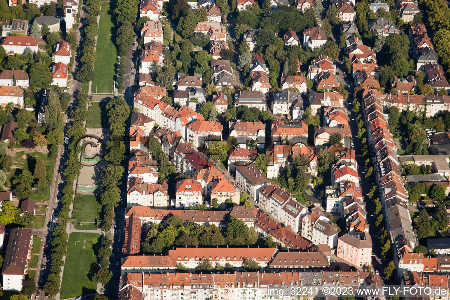 Quartier Mühlburg in Karlsruhe dans le département Bade-Wurtemberg, Allemagne du point de vue du drone