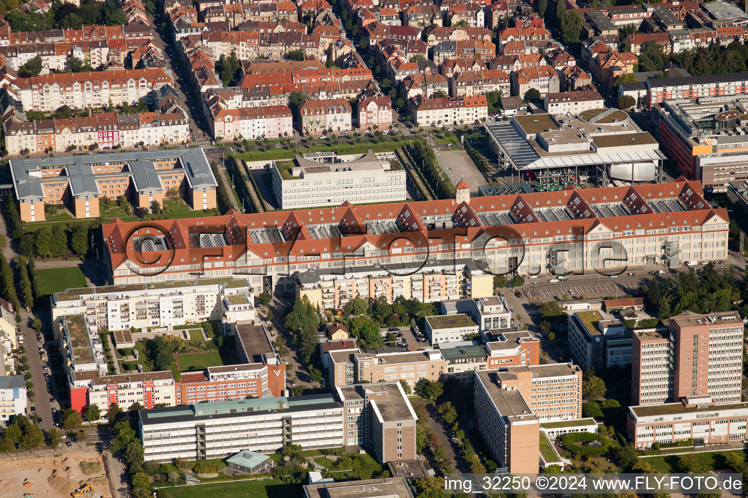 Vue aérienne de Ensemble de bâtiments du musée Centre d'art et des médias ZKM à le quartier Südweststadt in Karlsruhe dans le département Bade-Wurtemberg, Allemagne