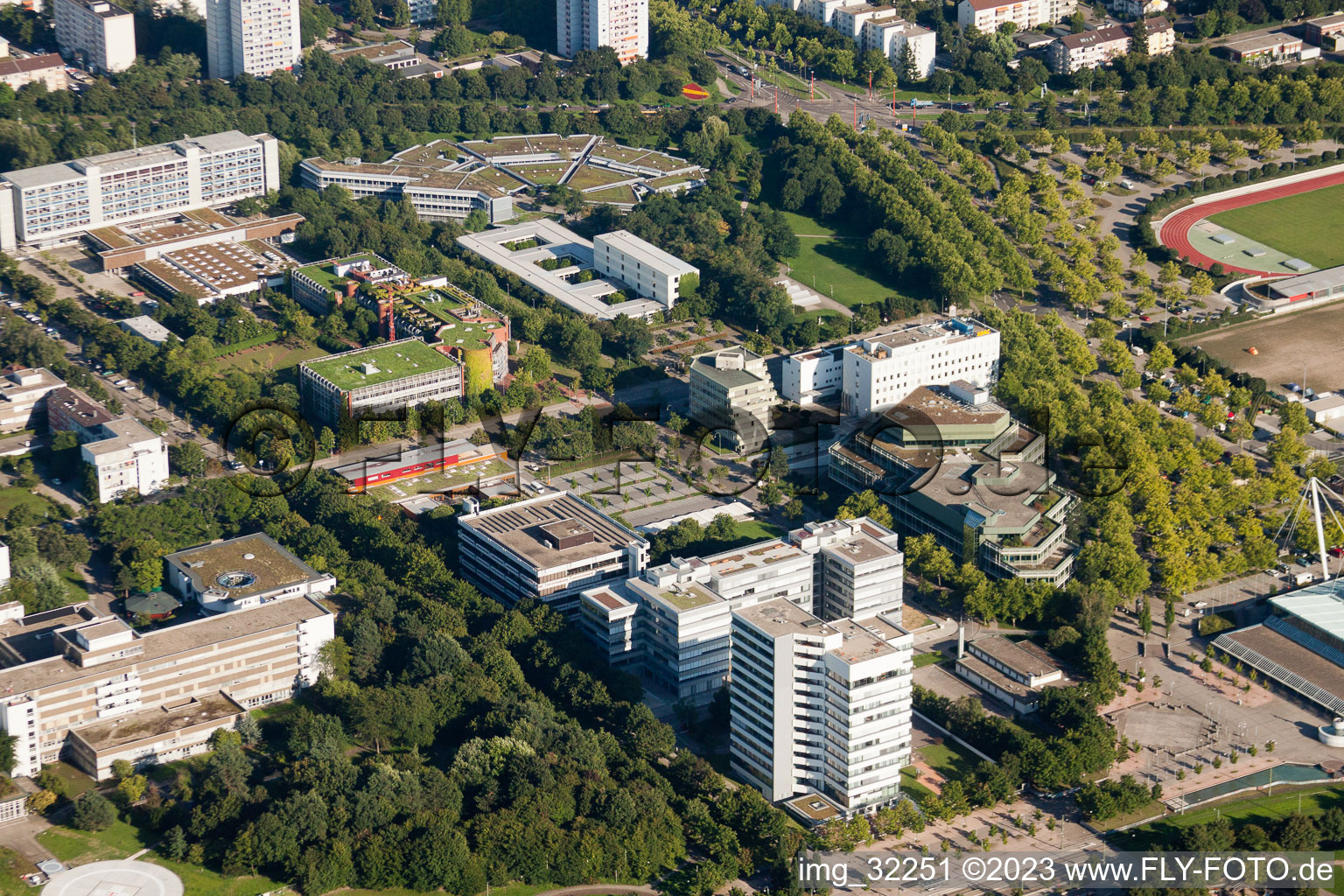 Vue aérienne de À l'Europahalle à le quartier Südweststadt in Karlsruhe dans le département Bade-Wurtemberg, Allemagne