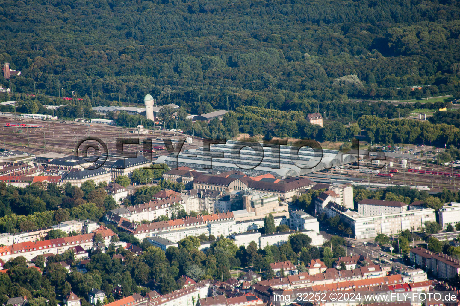 Enregistrement par drone de Voie et gare principale de la Deutsche Bahn à le quartier Südweststadt in Karlsruhe dans le département Bade-Wurtemberg, Allemagne