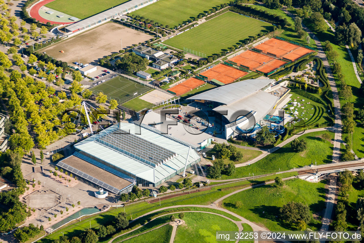 Vue aérienne de Ensemble des installations sportives de l'Europabad et de l'Europahalle Karlsruhe à le quartier Südweststadt in Karlsruhe dans le département Bade-Wurtemberg, Allemagne