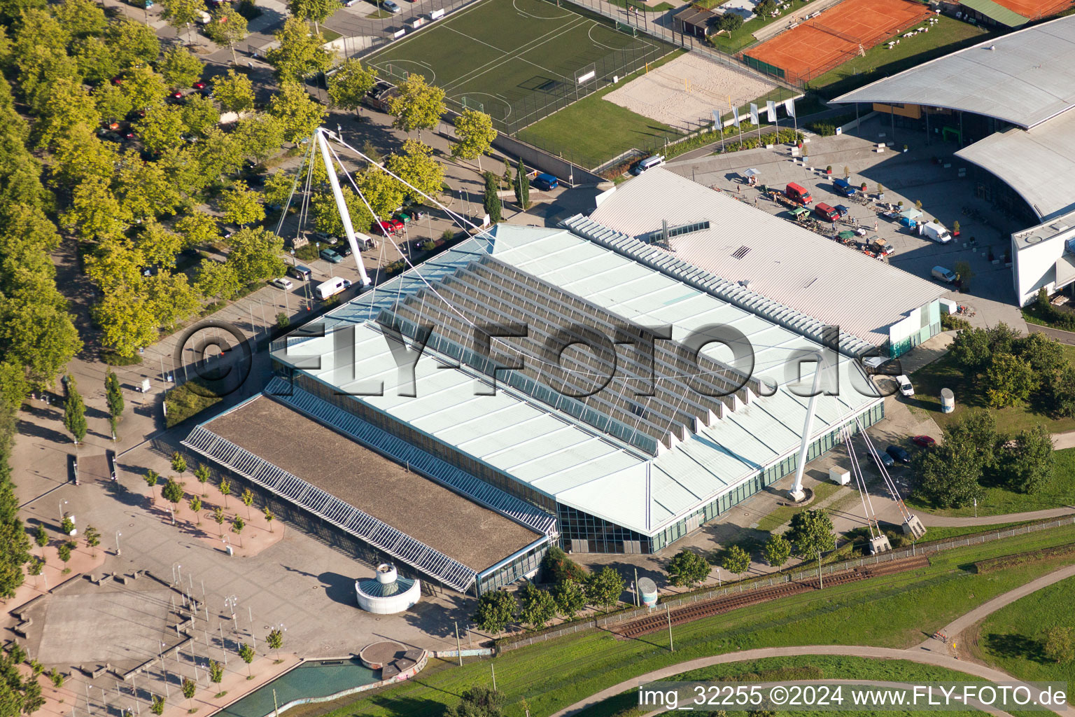 Vue aérienne de Ensemble des installations sportives de l'Europabad et de l'Europahalle Karlsruhe à le quartier Südweststadt in Karlsruhe dans le département Bade-Wurtemberg, Allemagne