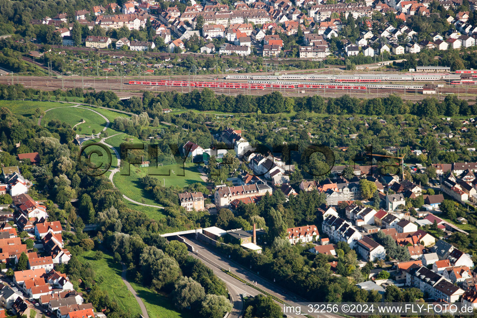 Entrée et sortie du tunnel Edeltrud sur la rocade sud, la route B10 traverse le tunnel dans le quartier Beiertheim - Bulach à le quartier Beiertheim-Bulach in Karlsruhe dans le département Bade-Wurtemberg, Allemagne d'un drone