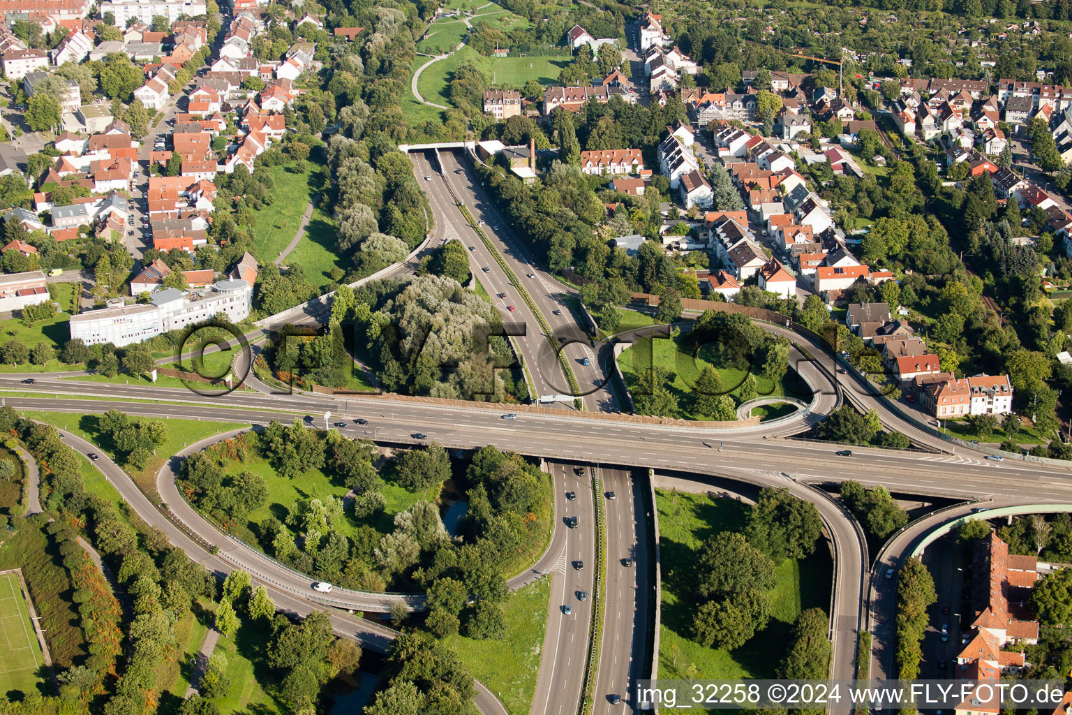 Entrée et sortie du tunnel Edeltrud sur la tangente sud, la route B10 traverse le tunnel dans le quartier Beiertheim - Bulach à le quartier Beiertheim-Bulach in Karlsruhe dans le département Bade-Wurtemberg, Allemagne vu d'un drone