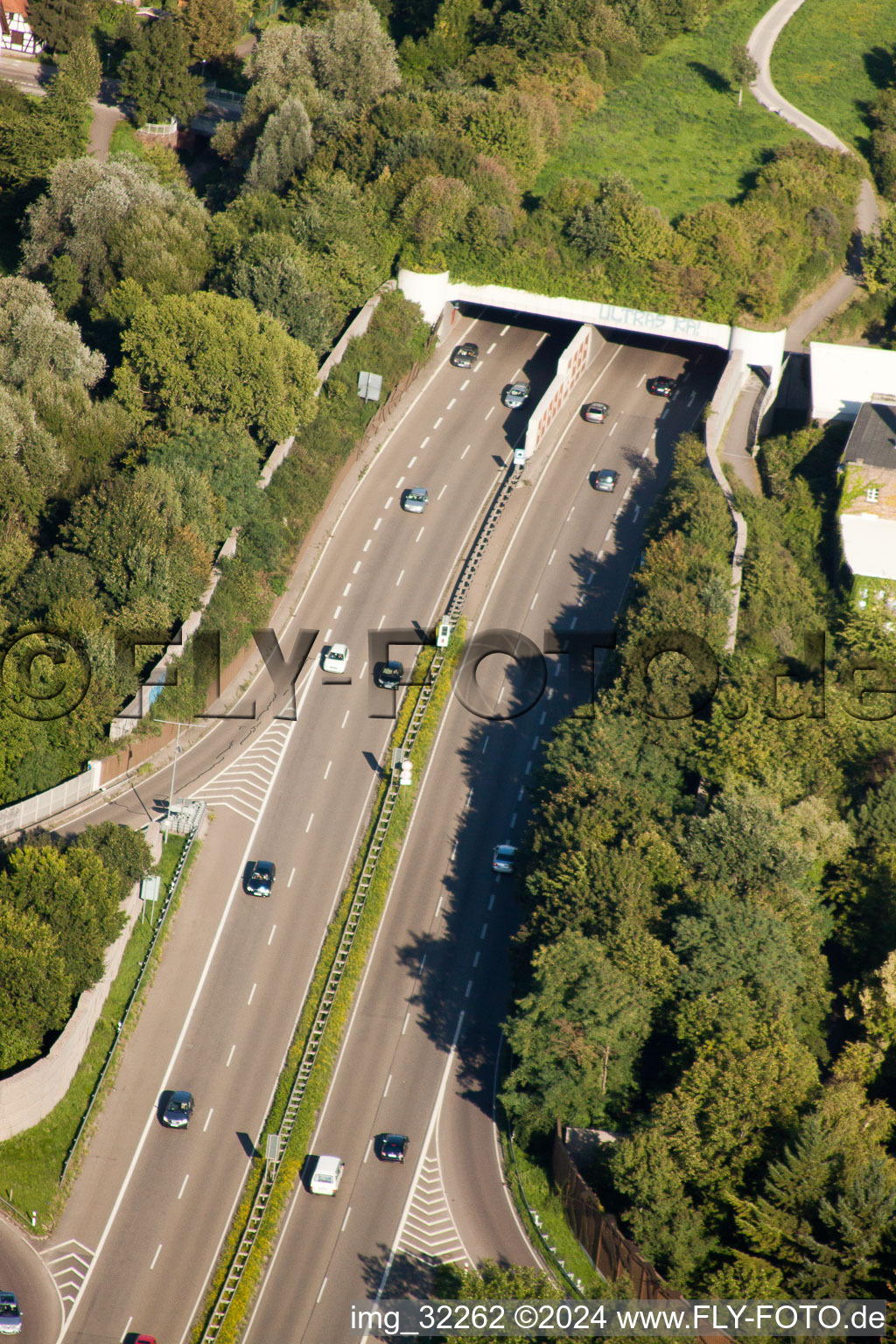 Vue oblique de Entrée et sortie du tunnel Edeltrud sur la tangente sud, la route B10 traverse le tunnel dans le quartier Beiertheim - Bulach à le quartier Beiertheim-Bulach in Karlsruhe dans le département Bade-Wurtemberg, Allemagne