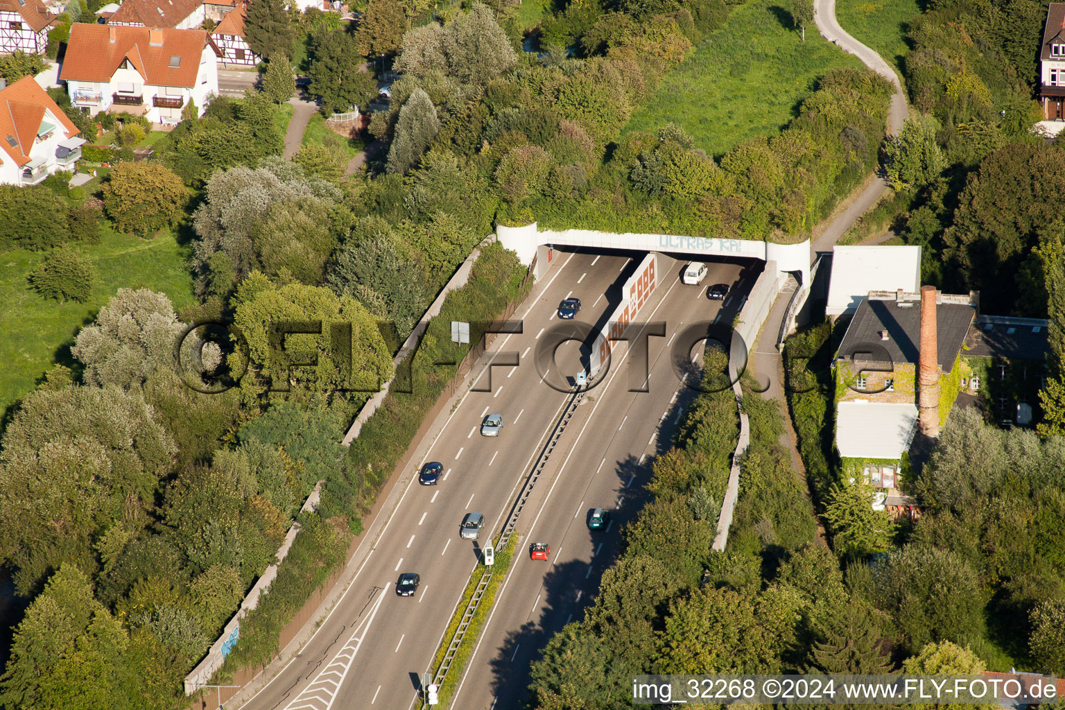 Entrée et sortie du tunnel Edeltrud sur la rocade sud, la route B10 traverse le tunnel dans le quartier Beiertheim - Bulach à le quartier Beiertheim-Bulach in Karlsruhe dans le département Bade-Wurtemberg, Allemagne d'en haut